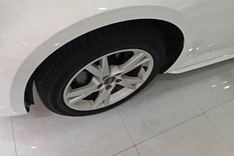 Used Audi A4L 2018 30th Anniversary Edition 40 TFSI Trendy Model Left Front Wheel Hub