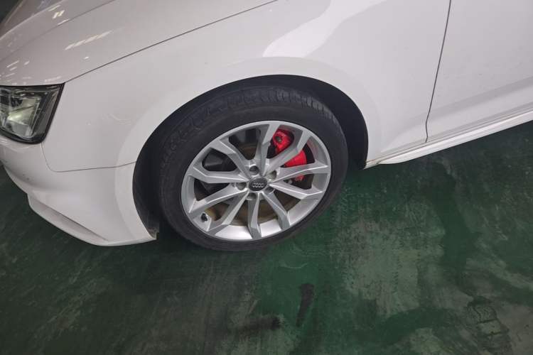 Used Audi A4L 2018 30th Anniversary Edition 45 TFSI quattro Individual Sport Edition Left Front Wheel Hub