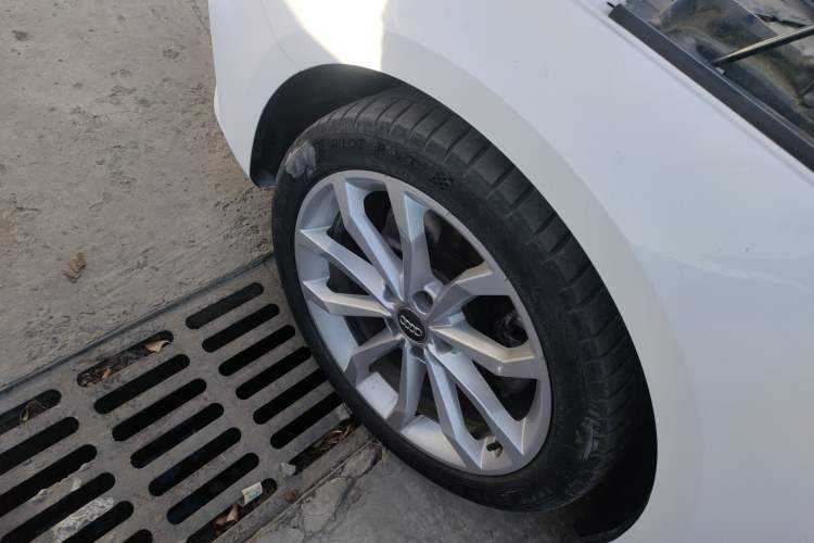 Used Audi A4L 2018 30th Anniversary Edition 40 TFSI Fashion Model Left Front Wheel Hub