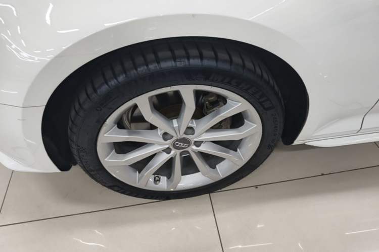 Used Audi A4L 2018 30th Anniversary Edition 40 TFSI Trendy Model Left Front Wheel Hub