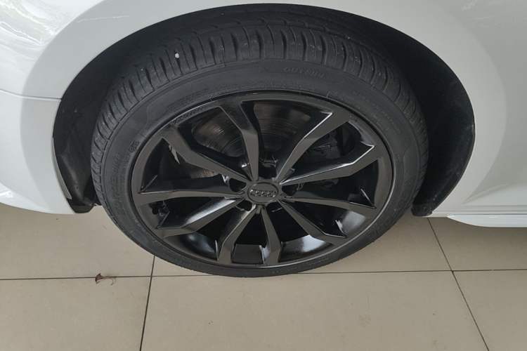 Used Audi A4L 2018 30th Anniversary Edition 40 TFSI Trendy Model Left Front Wheel Hub