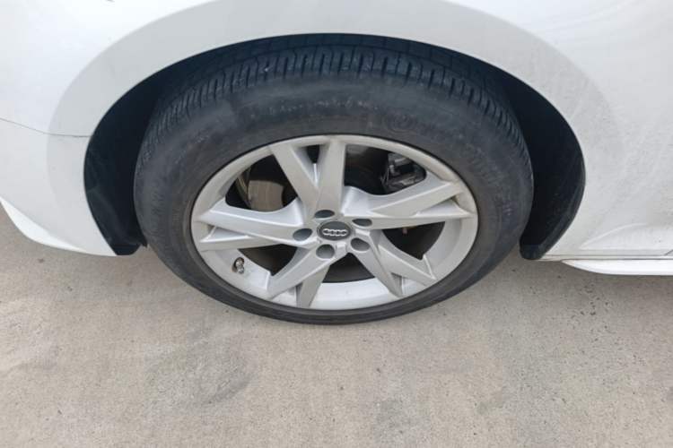 Used Audi A4L 2018 30th Anniversary Edition 40 TFSI Trendy Model Left Front Wheel Hub