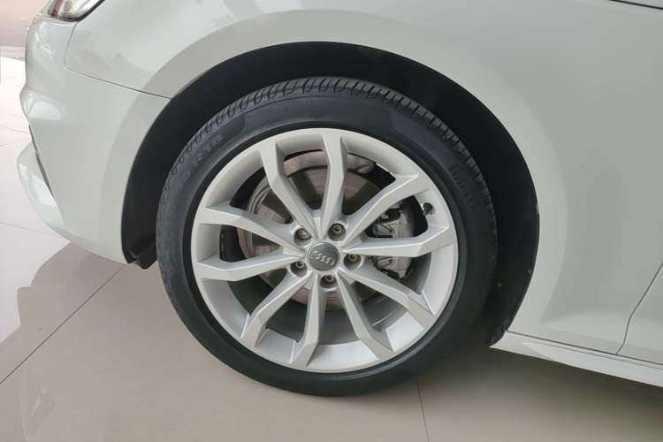 Used Audi A4L 2018 30th Anniversary Edition 40 TFSI Fashion Model Left Front Wheel Hub
