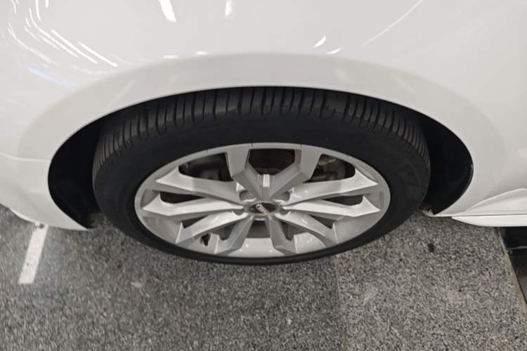 Used Audi A4L 2018 30th Anniversary Edition 40 TFSI Trendy Model Left Front Wheel Hub