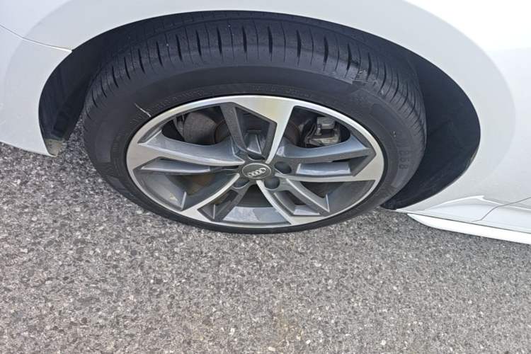 Used Audi A4L 2018 30th Anniversary Edition 40 TFSI Sport Edition Left Front Wheel Hub