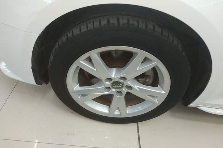 Used Audi A4L 2018 30th Anniversary Edition 40 TFSI Trendy Model Left Front Wheel Hub