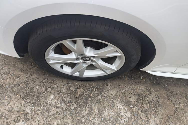 Used Audi A4L 2018 30th Anniversary Edition 40 TFSI Trendy Model Left Front Wheel Hub