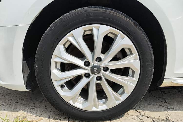 Used Audi A4L 2018 30th Anniversary Edition 40 TFSI Trendy Model Left Front Wheel Hub