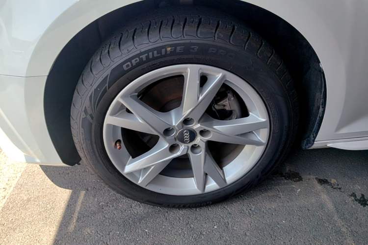 Used Audi A4L 2018 30th Anniversary Edition 40 TFSI Trendy Model Left Front Wheel Hub