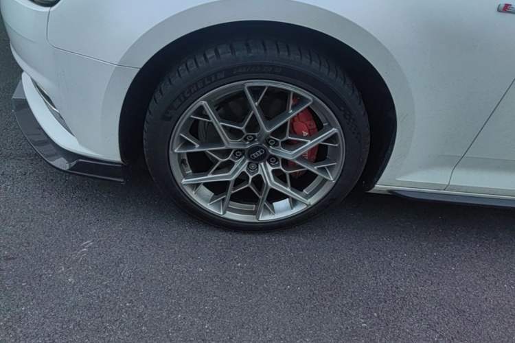 Used Audi A4L 2018 30th Anniversary Edition 40 TFSI Trendy Model Left Front Wheel Hub