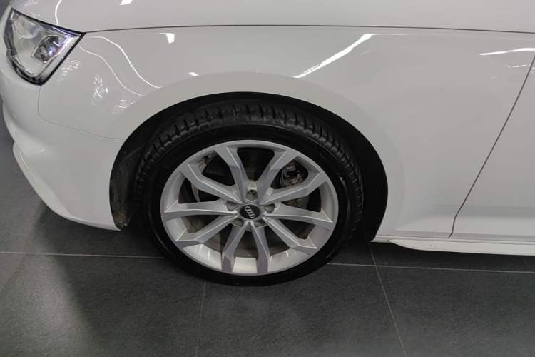 Used Audi A4L 2018 30th Anniversary Edition 40 TFSI Trendy Model Left Front Wheel Hub