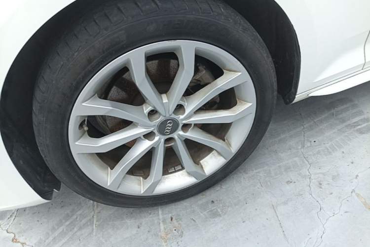 Used Audi A4L 2018 30th Anniversary Edition 40 TFSI Fashion Model Left Front Wheel Hub