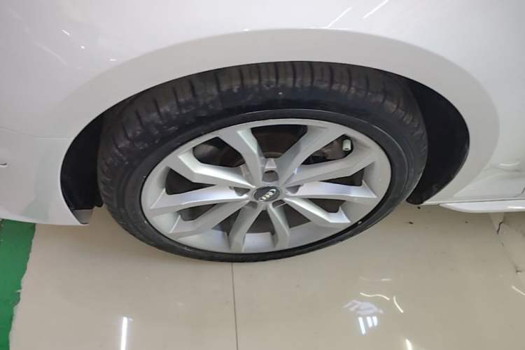 Used Audi A4L 2018 30th Anniversary Edition 40 TFSI Fashion Model Left Front Wheel Hub
