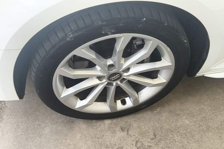 Used Audi A4L 2018 30th Anniversary Edition 40 TFSI Trendy Model Left Front Wheel Hub