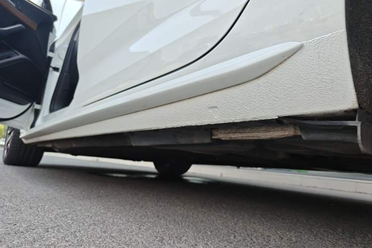 Used Audi A4L 2018 30th Anniversary Edition 40 TFSI Fashion Model Left Side Sill