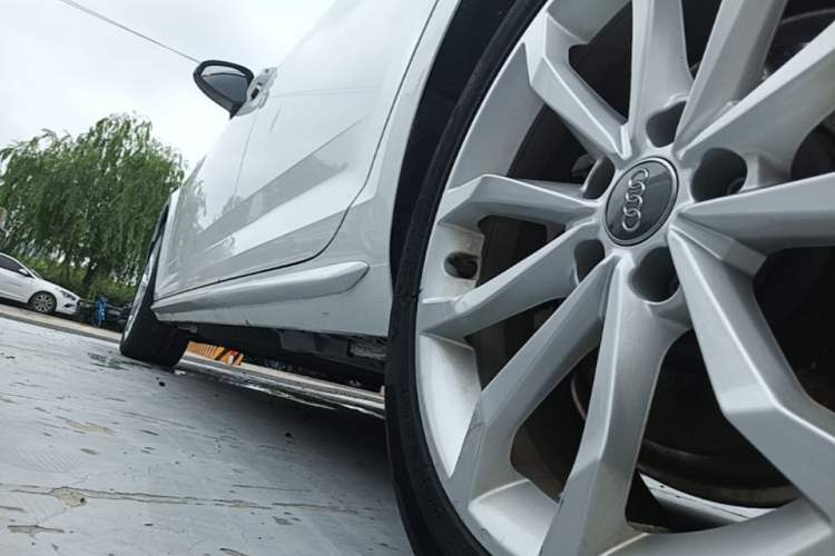 Used Audi A4L 2018 30th Anniversary Edition 40 TFSI Fashion Model Left Side Sill