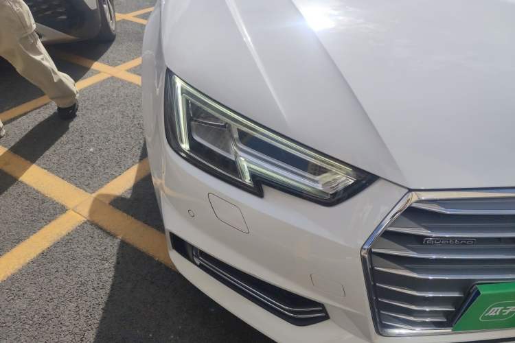 Used Audi A4L 2018 30th Anniversary Edition 45 TFSI quattro Sport model Right Front Headlight