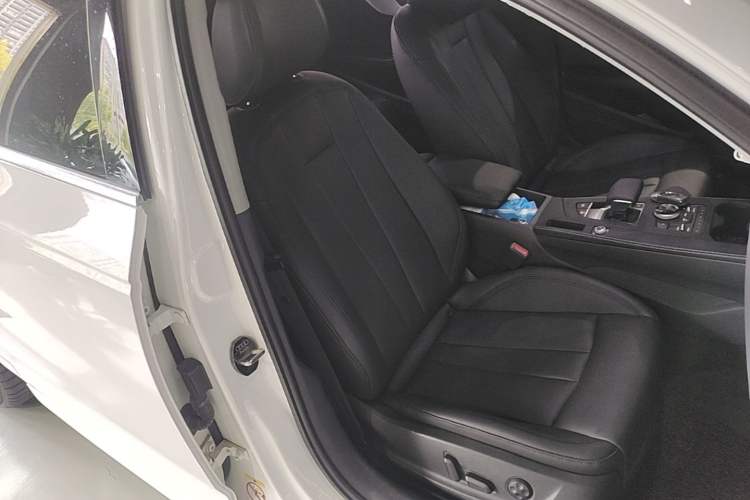 Used Audi A4L 2018 30th Anniversary Edition 45 TFSI quattro Individual Sport Edition Right Front Seat