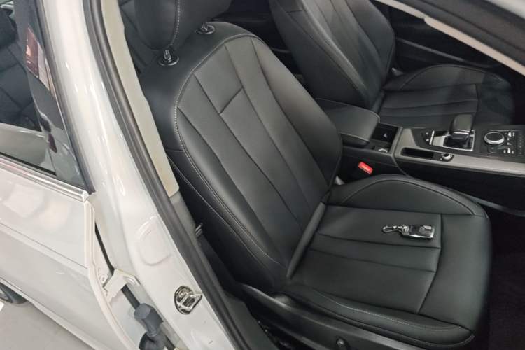 Used Audi A4L 2018 30th Anniversary Edition 40 TFSI Trendy Model Right Front Seat
