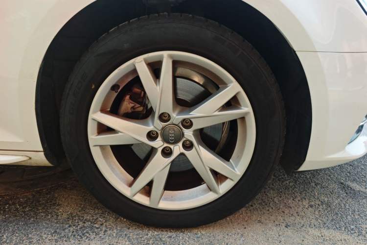 Used Audi A4L 2018 30th Anniversary Edition 40 TFSI Trendy Model Right Front Wheel Hub