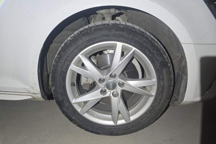 Used Audi A4L 2018 30th Anniversary Edition 40 TFSI Trendy Model Right Front Wheel Hub