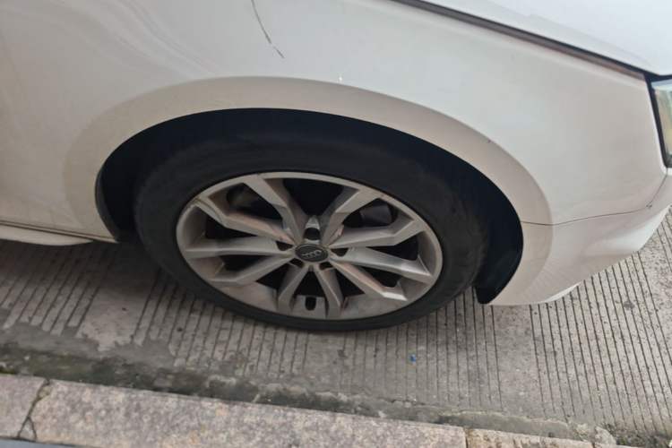 Used Audi A4L 2018 30th Anniversary Edition 40 TFSI Fashion Model Right Front Wheel Hub