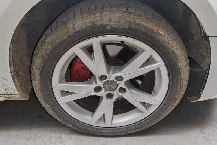 Used Audi A4L 2018 30th Anniversary Edition 40 TFSI Trendy Model Right Front Wheel Hub