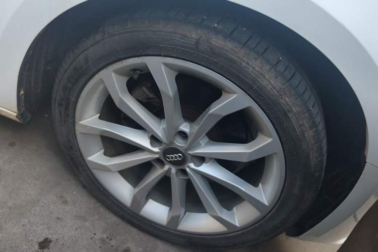 Used Audi A4L 2018 30th Anniversary Edition 40 TFSI Fashion Model Right Front Wheel Hub