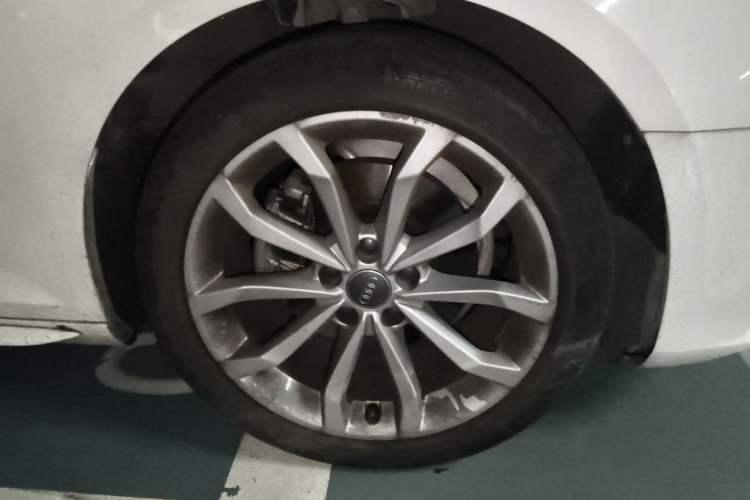 Used Audi A4L 2018 30th Anniversary Edition 40 TFSI Fashion Model Right Front Wheel Hub