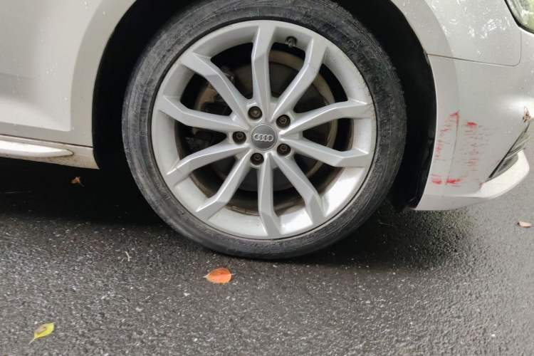 Used Audi A4L 2018 30th Anniversary Edition 40 TFSI Fashion Model Right Front Wheel Hub
