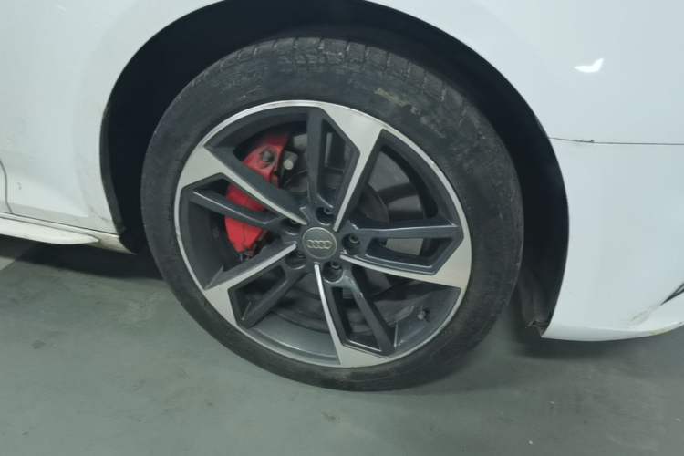 Used Audi A4L 2018 30th Anniversary Edition 45 TFSI quattro Individual Sport Edition Right Front Wheel Hub