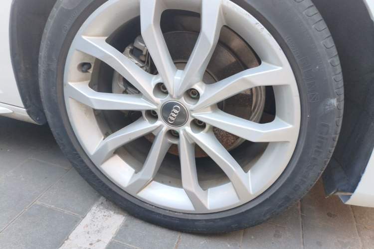 Used Audi A4L 2018 30th Anniversary Edition 40 TFSI Fashion Model Right Front Wheel Hub