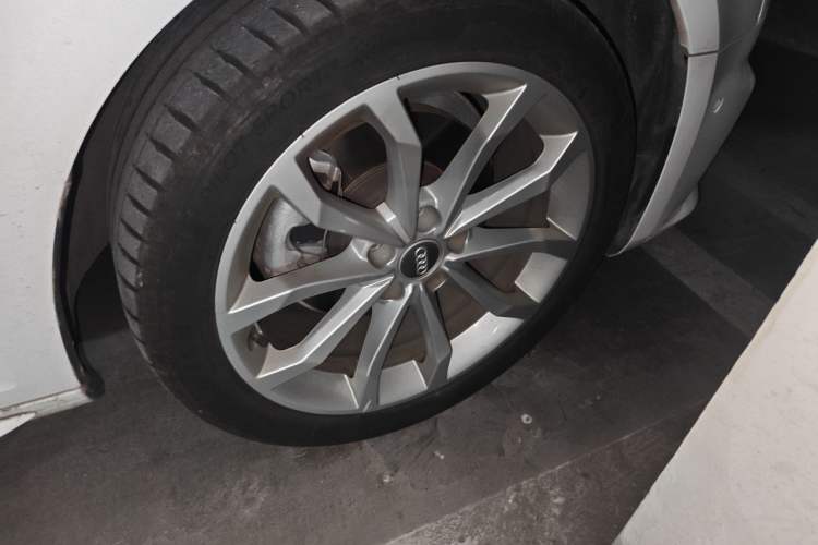 Used Audi A4L 2018 30th Anniversary Edition 40 TFSI Fashion Model Right Front Wheel Hub