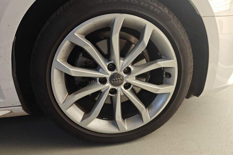Used Audi A4L 2018 30th Anniversary Edition 40 TFSI Fashion Model Right Front Wheel Hub