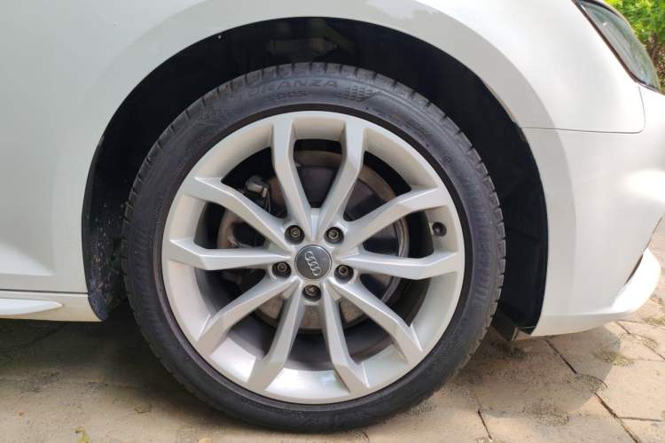 Used Audi A4L 2018 30th Anniversary Edition 40 TFSI Fashion Model Right Front Wheel Hub