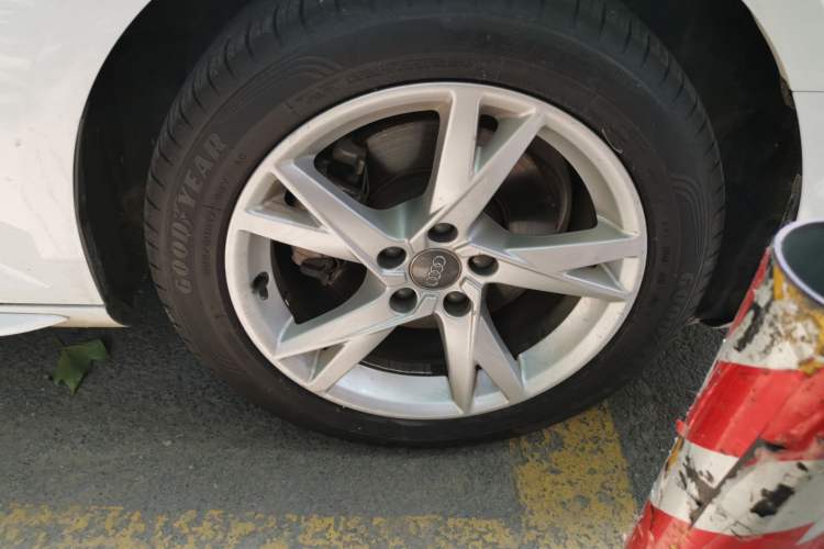 Used Audi A4L 2018 30th Anniversary Edition 40 TFSI Trendy Model Right Front Wheel Hub