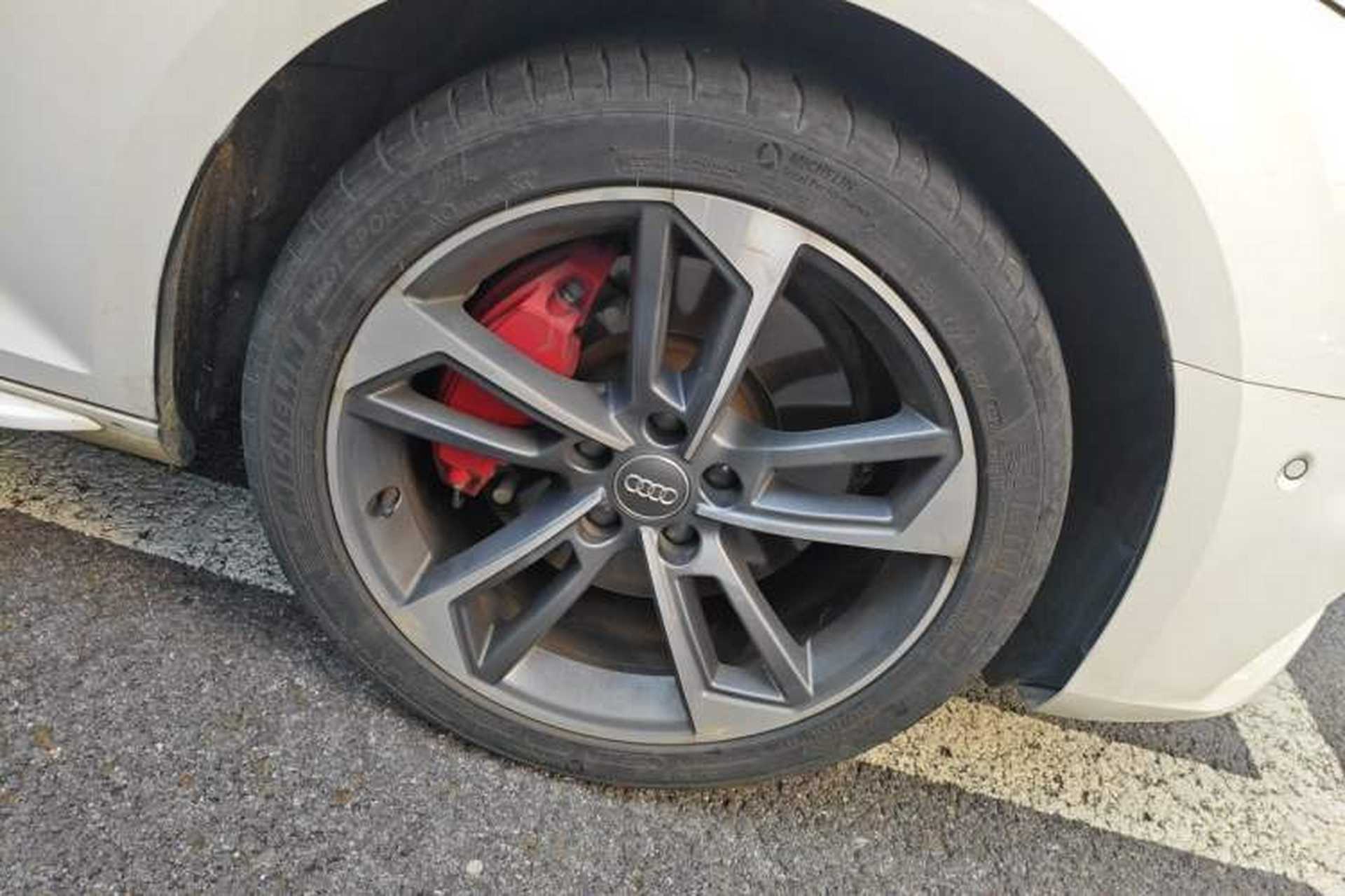 Used Audi A4L 2018 30th Anniversary Edition 45 TFSI quattro Sport model Right Front Wheel Hub