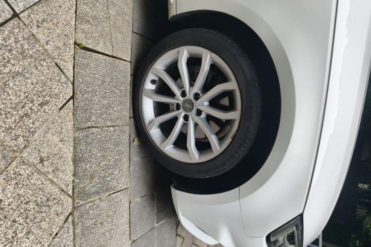 Used Audi A4L 2018 30th Anniversary Edition 40 TFSI Fashion Model Right Front Wheel Hub