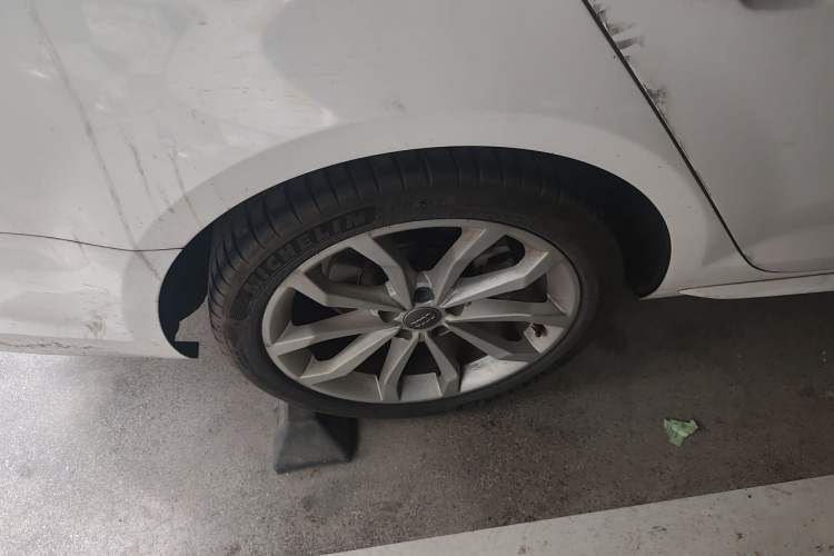 Used Audi A4L 2018 30th Anniversary Edition 40 TFSI Fashion Model Right Front Wheel Hub
