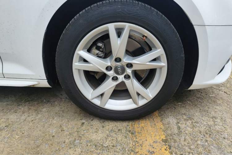 Used Audi A4L 2018 30th Anniversary Edition 40 TFSI Trendy Model Right Front Wheel Hub