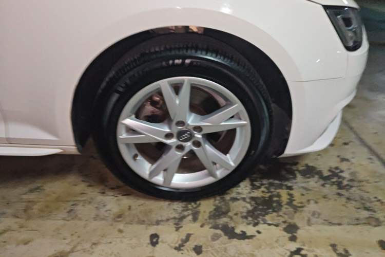 Used Audi A4L 2018 30th Anniversary Edition 40 TFSI Trendy Model Right Front Wheel Hub
