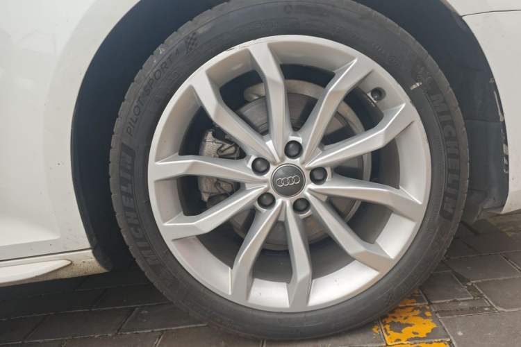 Used Audi A4L 2018 30th Anniversary Edition 40 TFSI Fashion Model Right Front Wheel Hub