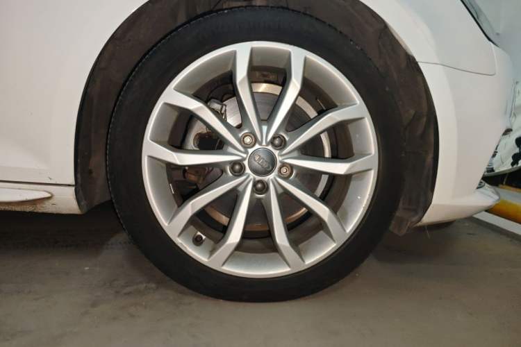 Used Audi A4L 2018 30th Anniversary Edition 40 TFSI Fashion Model Right Front Wheel Hub