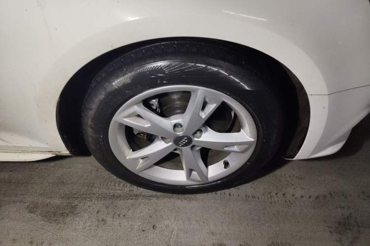Used Audi A4L 2018 30th Anniversary Edition 30 TFSI Ambition Model Right Front Wheel Hub
