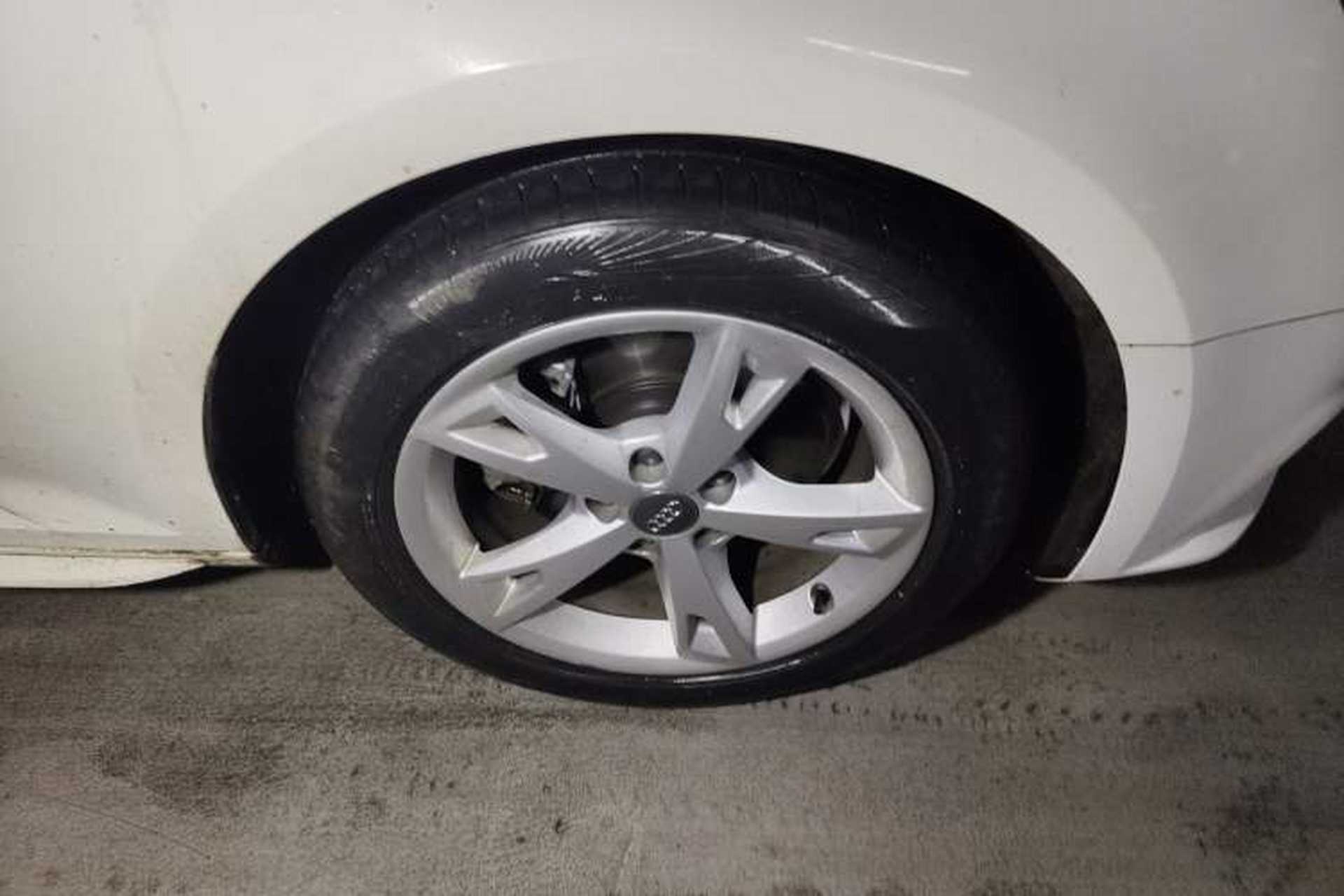 Used Audi A4L 2018 30th Anniversary Edition 30 TFSI Ambition Model Right Front Wheel Hub