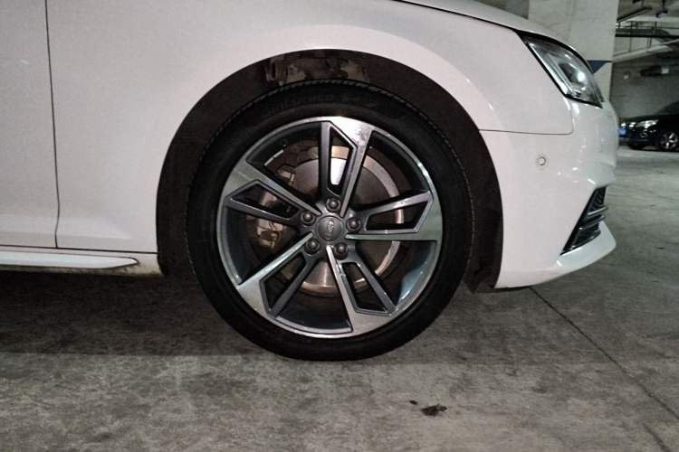 Used Audi A4L 2018 30th Anniversary Edition 40 TFSI Sport Edition Right Front Wheel Hub