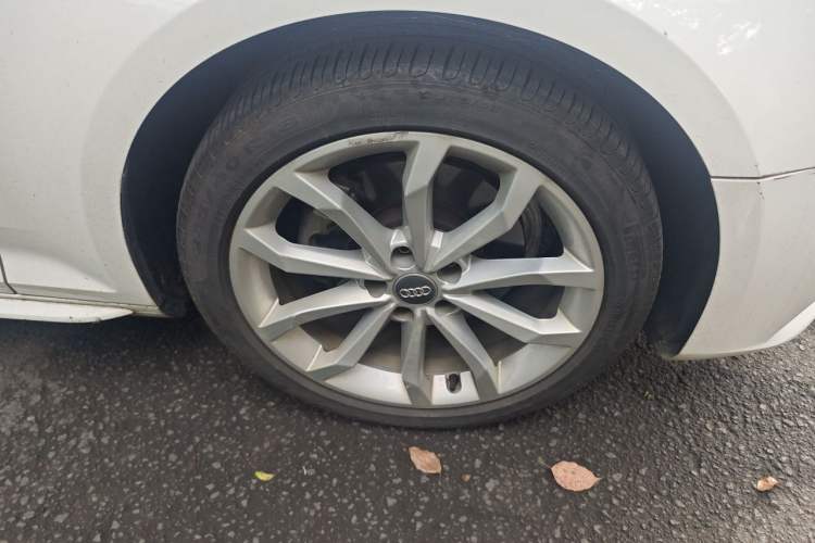 Used Audi A4L 2018 30th Anniversary Edition 40 TFSI Fashion Model Right Front Wheel Hub