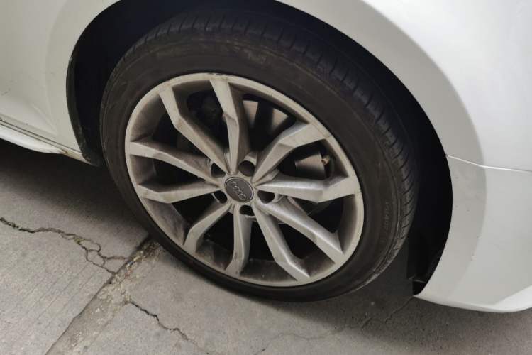 Used Audi A4L 2018 30th Anniversary Edition 40 TFSI Fashion Model Right Front Wheel Hub
