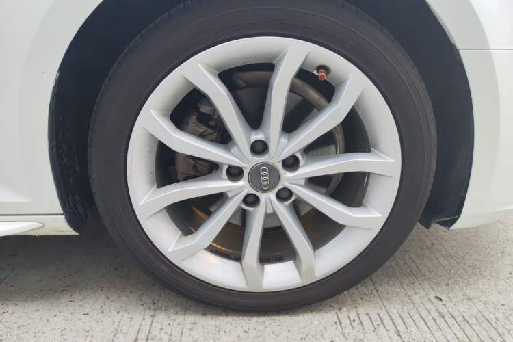 Used Audi A4L 2018 30th Anniversary Edition 40 TFSI Fashion Model Right Front Wheel Hub