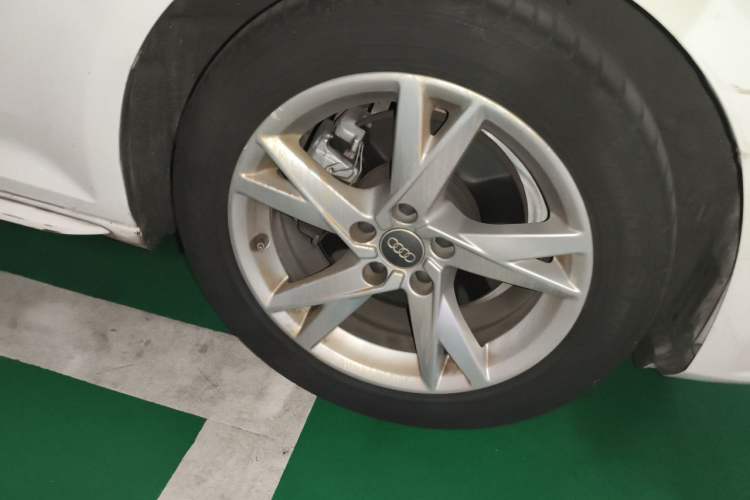 Used Audi A4L 2018 30th Anniversary Edition 40 TFSI Trendy Model Right Front Wheel Hub